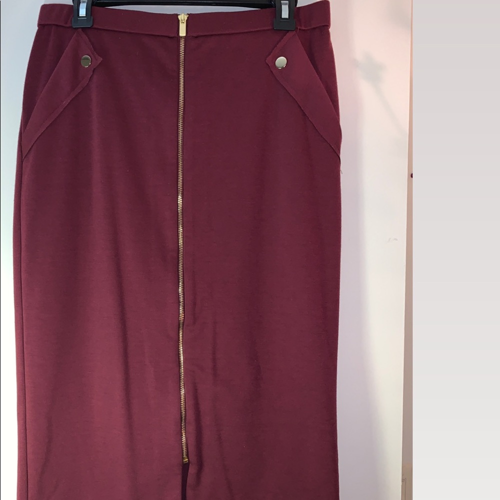 Skirt with gold zipper